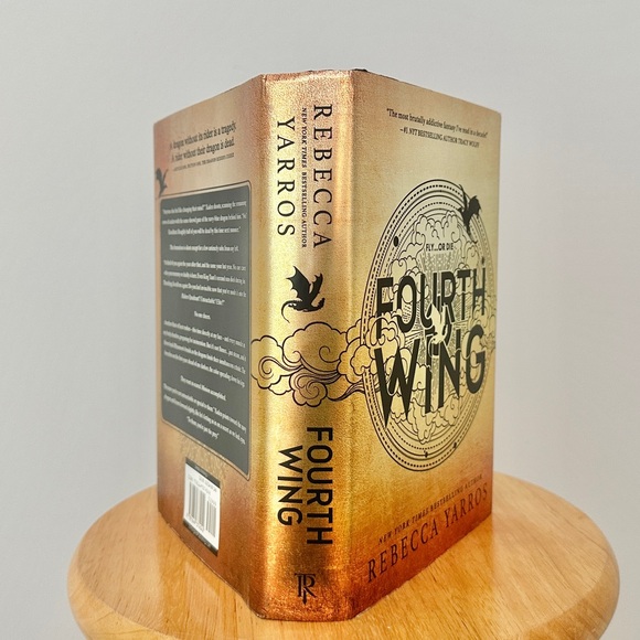 Fourth Wing Hardcover Yarros, Rebecca (The Empyrean #1) Adult Fantasy Romance - Picture 2 of 7